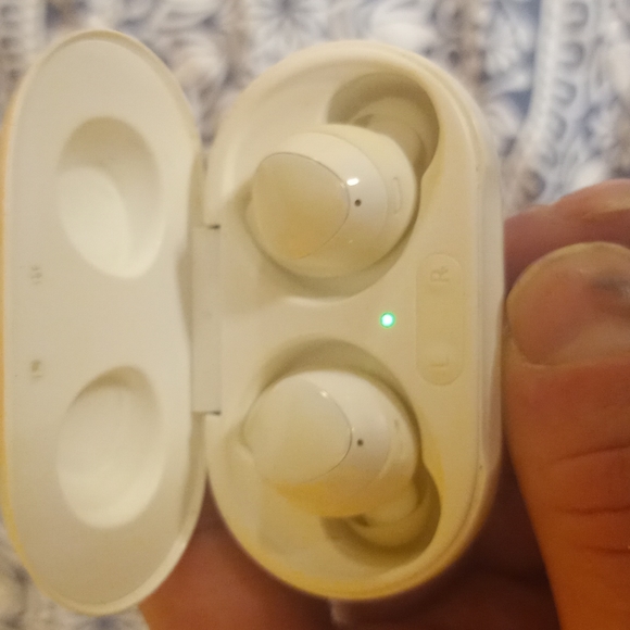 Samsung Galaxy Buds, Bluetooth True Wireless Earbuds with Wireless Charging Case - Picture 1 of 1